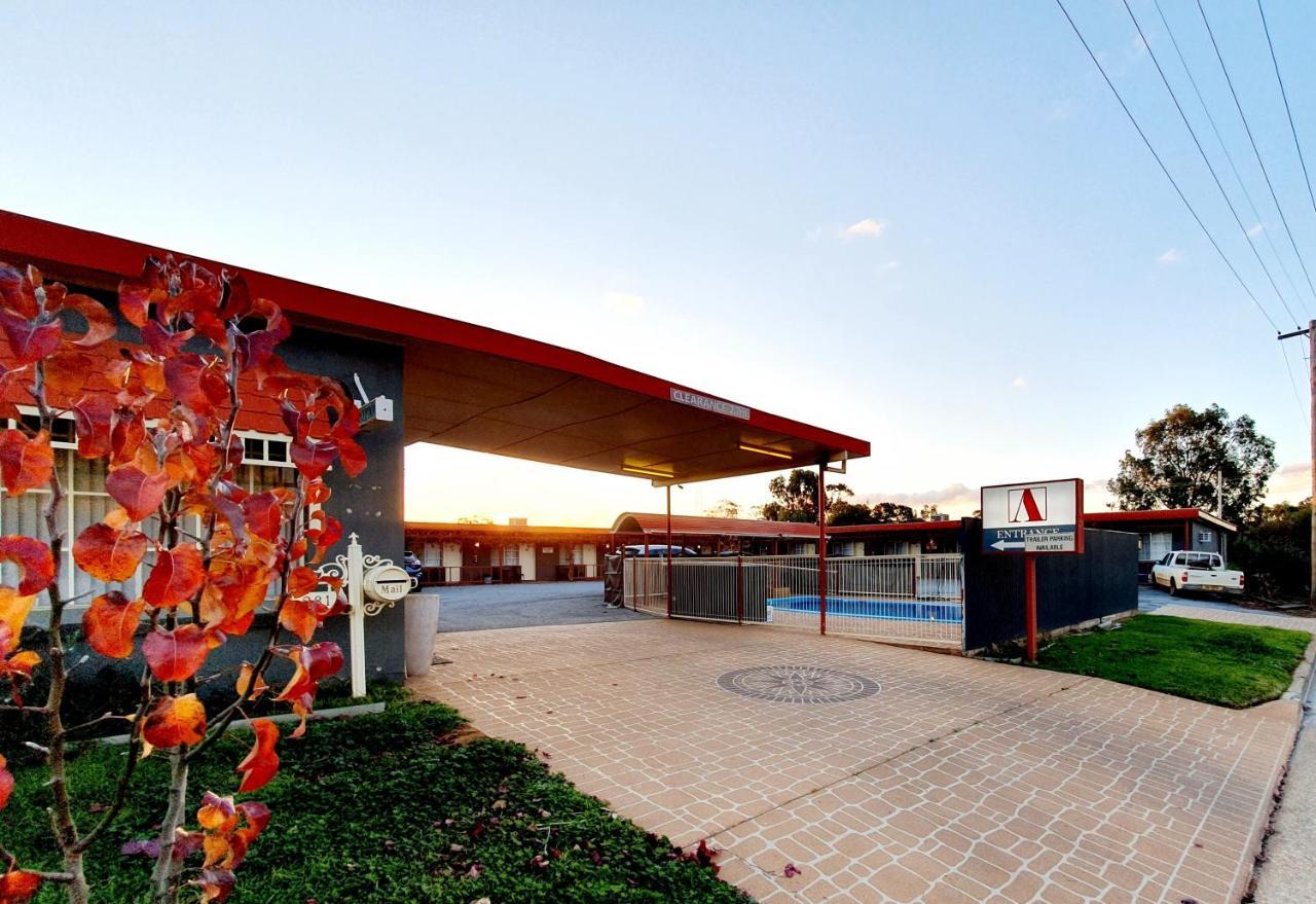 Ardeanal Motel West Wyalong Eksteriør billede