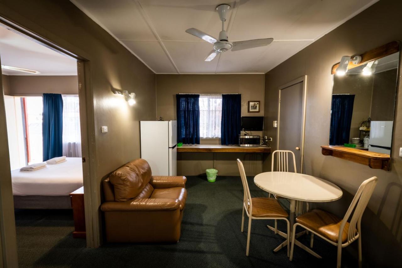 Ardeanal Motel West Wyalong Eksteriør billede