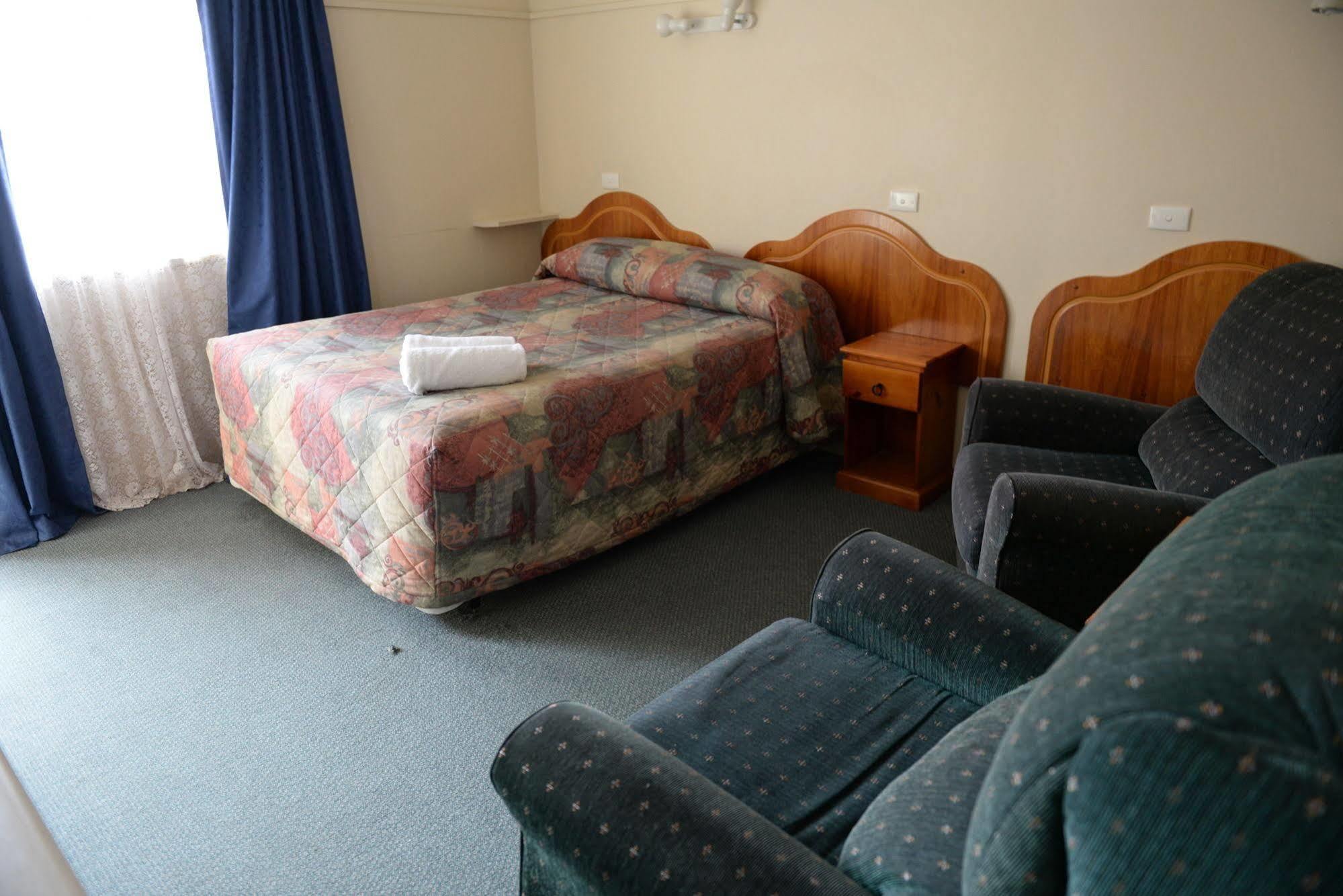 Ardeanal Motel West Wyalong Eksteriør billede